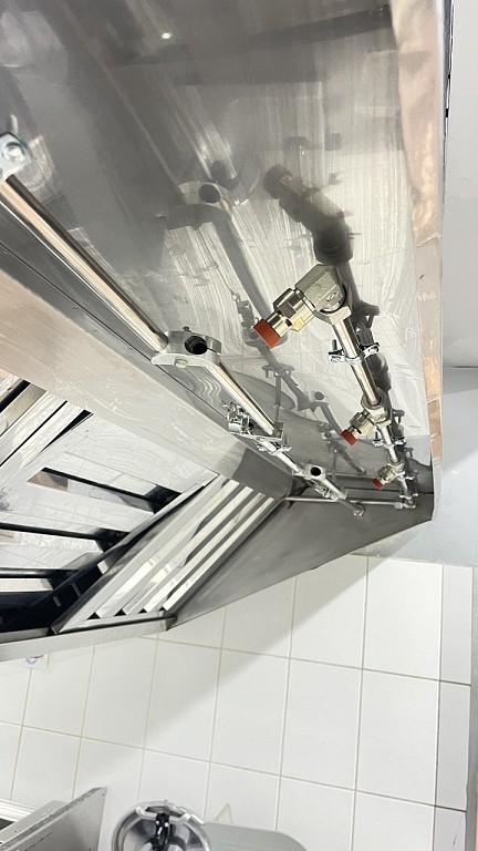 Instalare sistem antiincendiu cu gaz pentru bucatarie in restaurantul SALAT din Chisinau Instalare sistem antiincendiu cu gaz pentru bucatarie in restaurantul SALAT din Chisinau